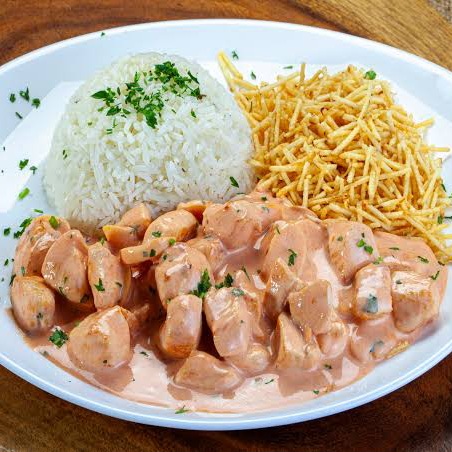 Estrogonofe com arroz e batata palha